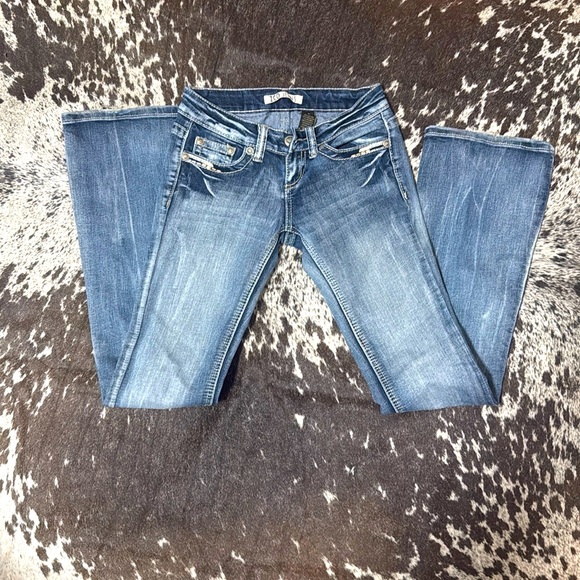 Very clean used like new ZCO jeans, size 0. Pockets in front and on the back! - Picture 1 of 6